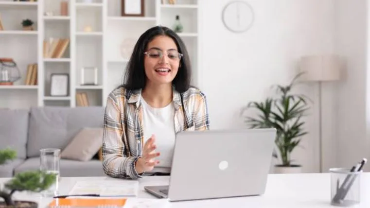 a girls is using a quickBooks desktop premier 2024 for her office work